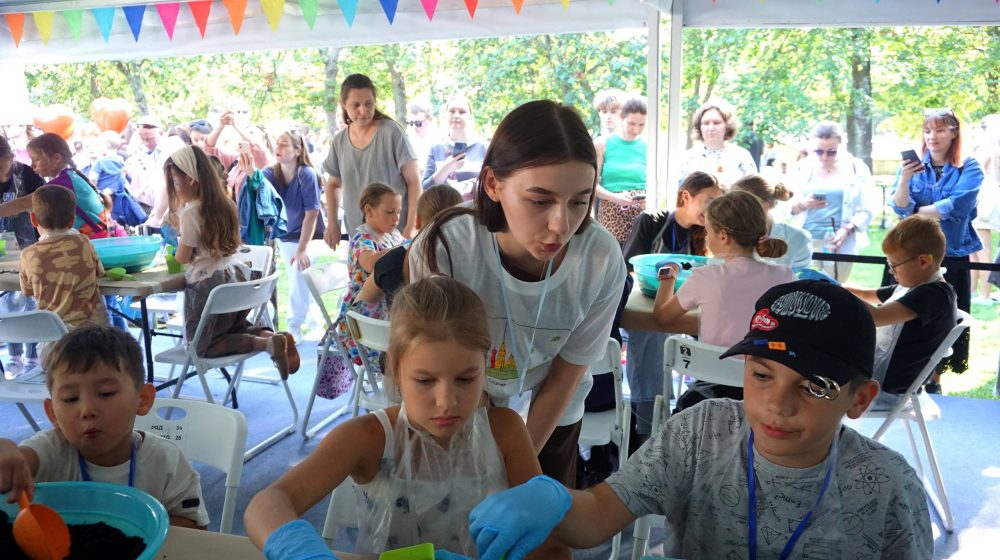 Творчество, семья, добро: волонтёры Добро.Центра приняли участие в Большом семейном фестивале!