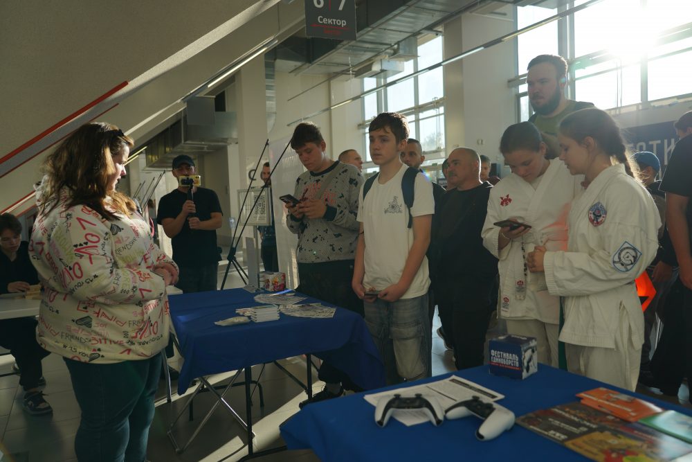 Продолжаем работу на Фестивале единоборств и дарим подарки