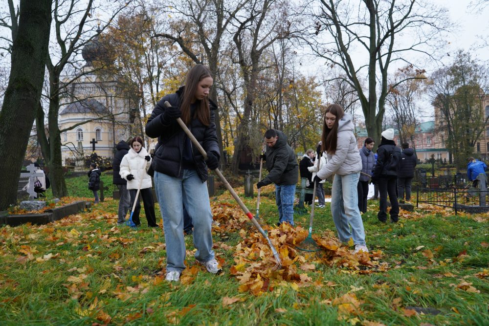 «С уважением к памяти»: В Лавре прошла добровольческая акция!
