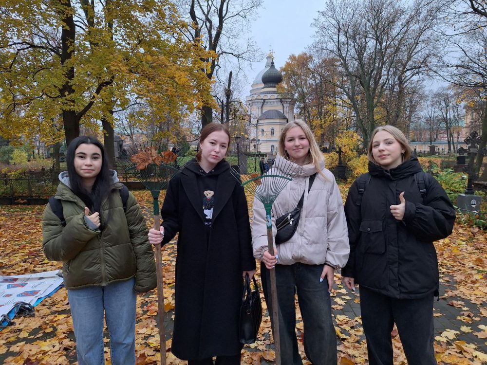 В Александро-Невской Лавре стартовала добровольческая акция «С уважением к памяти» в рамках осеннего месячника по благоустройству