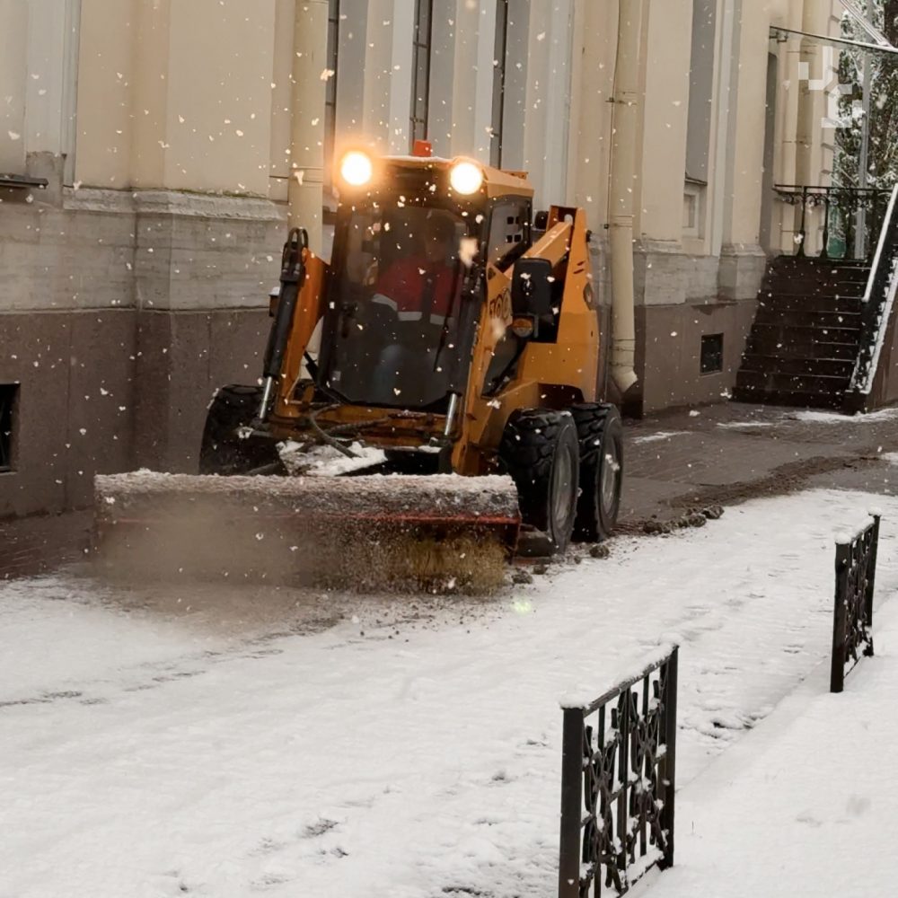 Снегопад застал город после периода оттепели, и в ближайшее время ожидается дальнейшее понижение температуры.