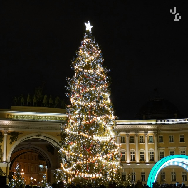 С наступлением зимы центр Санкт-Петербурга превращается в настоящую новогоднюю сказку